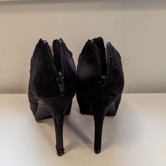 Heels - Picture 3 of 3